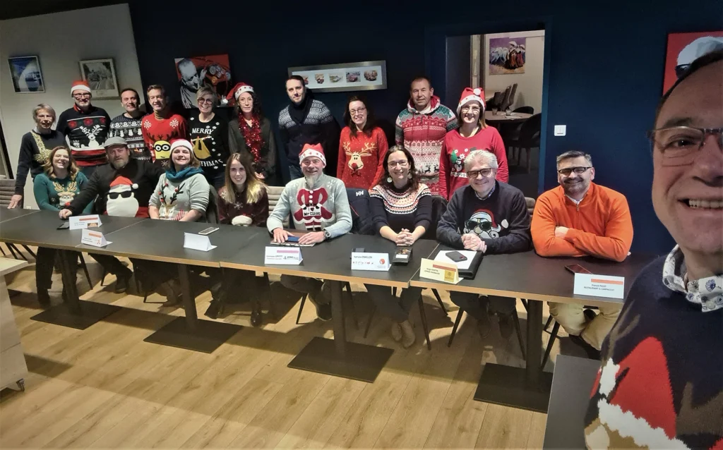 Les membres de CB2 avec des pulls de Noël