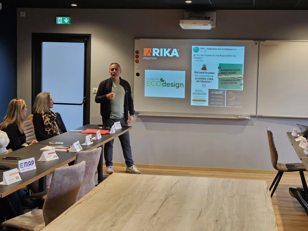 Les membres de CB2 durant une réunion hebdomadaire