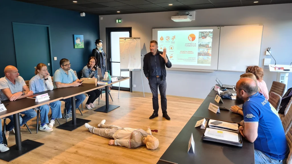 Les membres de CB2 durant une réunion hebdomadaire